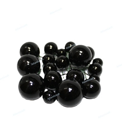 Brincos de bolas pretas brilhantes de diferentes tamanhos organizadas em duas filas