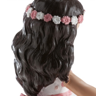 Figura decorativa com cabelo castanho e coroa de flores rosa e branca vista de trás