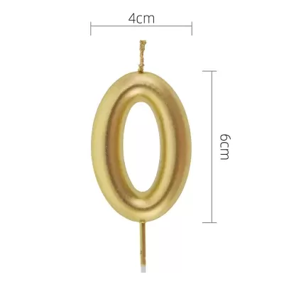 Vela dourada em forma de número zero com fundo branco e medidas