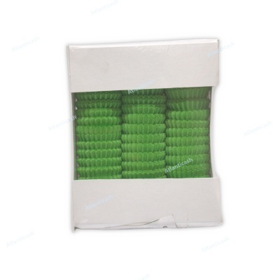 Pacote de formas para bolinhos de papel verdes em embalagem branca