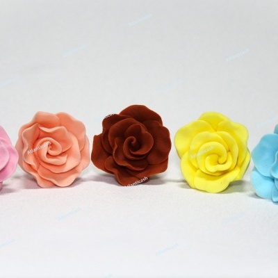 Cinco flores artificiais coloridas com textura aveludada