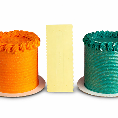 Dois bolos decorados um laranja e outro verde com espátula amarela entre ambos