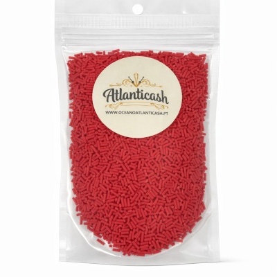 Saco plástico com pequenas peças vermelhas e etiqueta Atlanticash