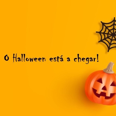 Decoração de Halloween com abóboras, teias de aranha, morcegos e doces sobre fundo laranja