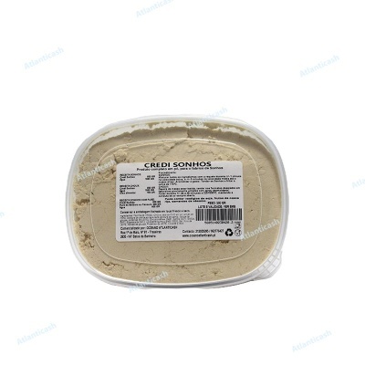 Embalagem plástica branca com tampa contendo produto alimentar beige com rótulo CREDI SONHOS