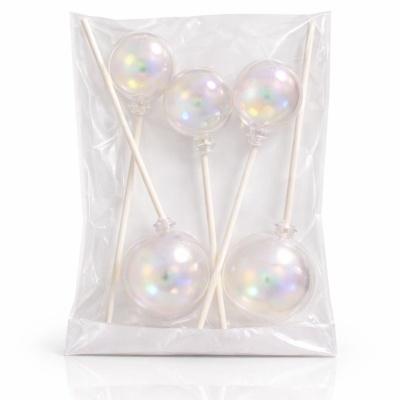 Cinco palitos com esferas transparentes iridescentes embalados em saco plástico.