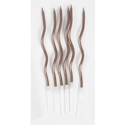 Cinco velas finas e onduladas castanhas com base branca