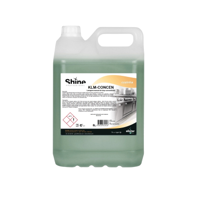 Garrafão de plástico com líquido verde e etiqueta Shine KLM CONCEN