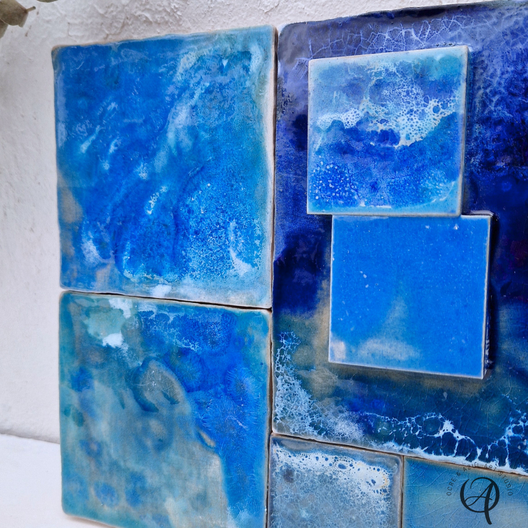 Painel de Azulejo Sinfonia em Azuis II Azulejos cerâmicos azuis com texturas e padrões variados
