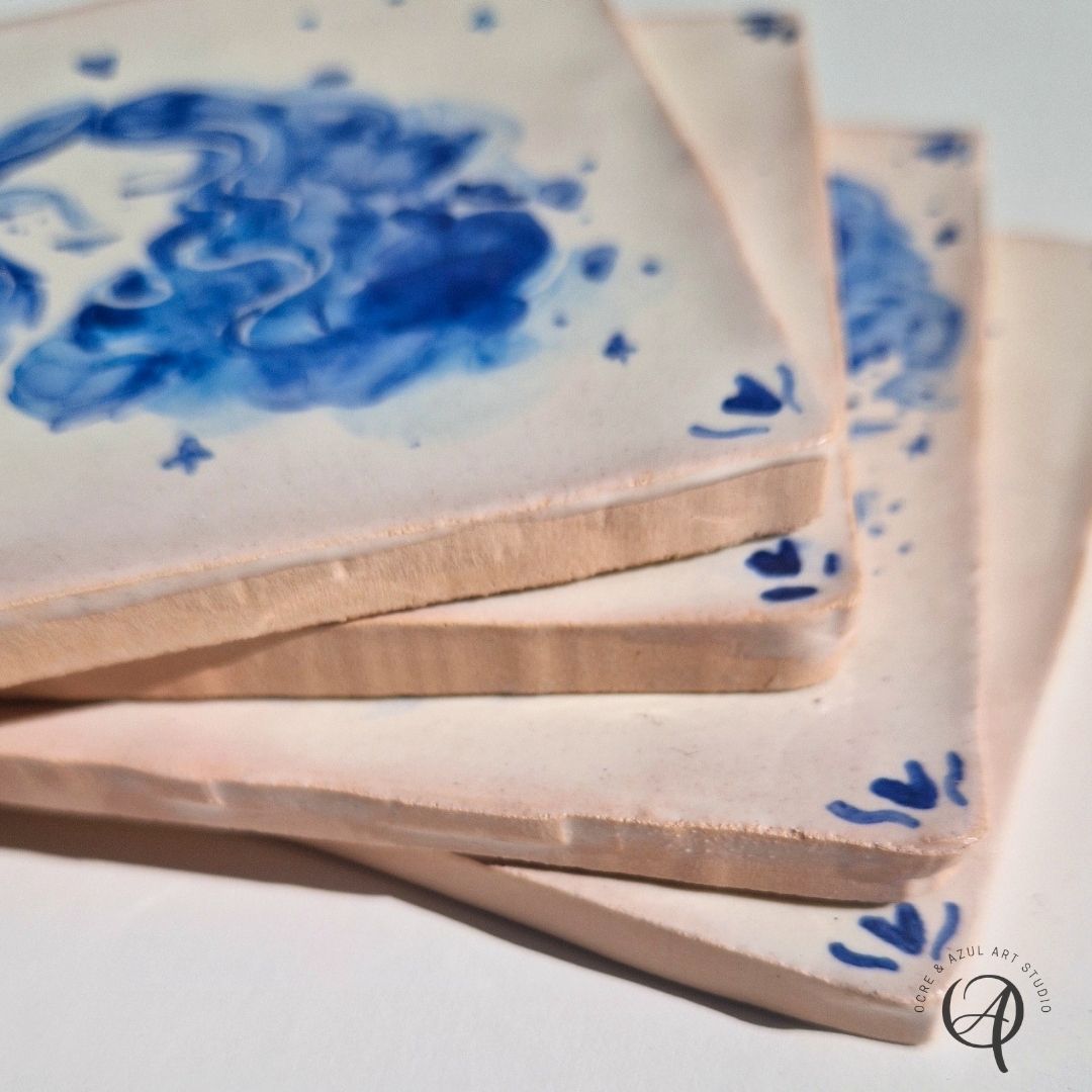 Azulejo Coleção Deusas e Luas II Azulejos de cerâmica brancos com pintura azul empilhados