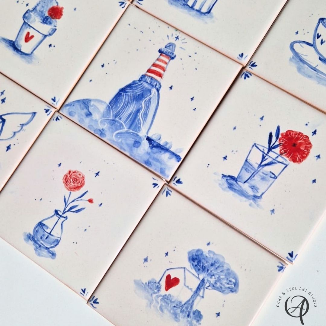 Azulejo Coleção Home Sweet Home Azulejos brancos pintados à mão com desenhos em azul e vermelho, incluindo farol, vaso, casa, copo.