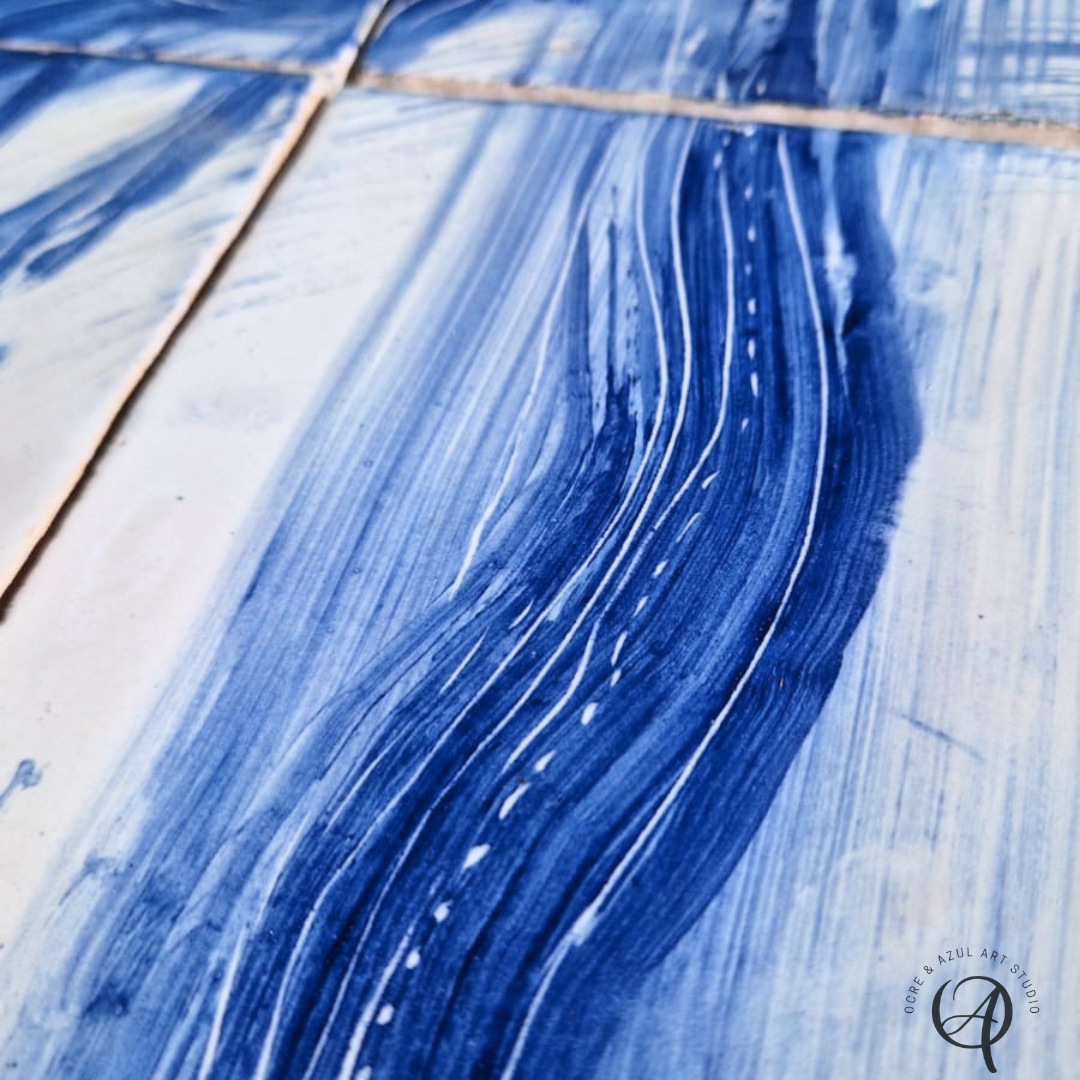 Painel de azulejo Flores azuis Azulejos cerâmicos com pinceladas azuis e detalhes brancos