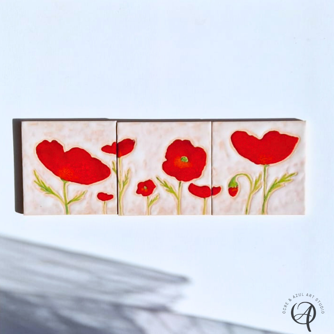 Painel de azulejos Poppy IV Três azulejos decorativos com papoilas vermelhas em fundo claro.