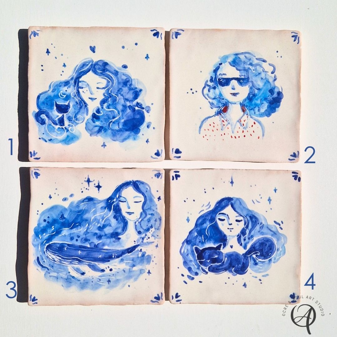 Azulejo Coleção Deusas e Luas Quatro azulejos quadrados com ilustrações em azul de mulheres com cabelos volumes e números 1 a 4