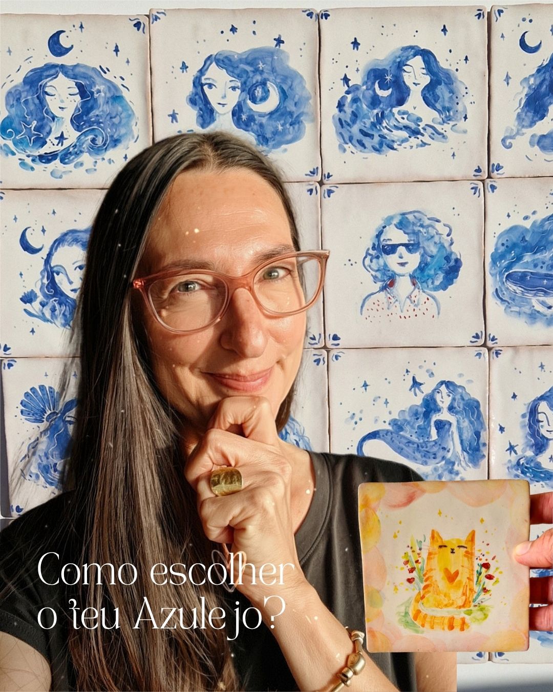 Azulejos com ilustrações azuis de rostos femininos num fundo branco.