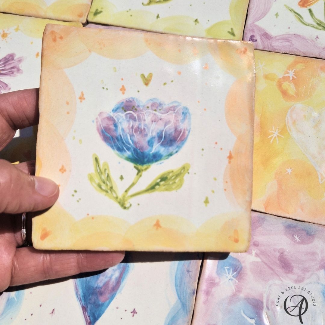 Azulejos Coleção sonho florido Azulejo cerâmico decorativo com flor azul pintada à mão e bordas amarelas