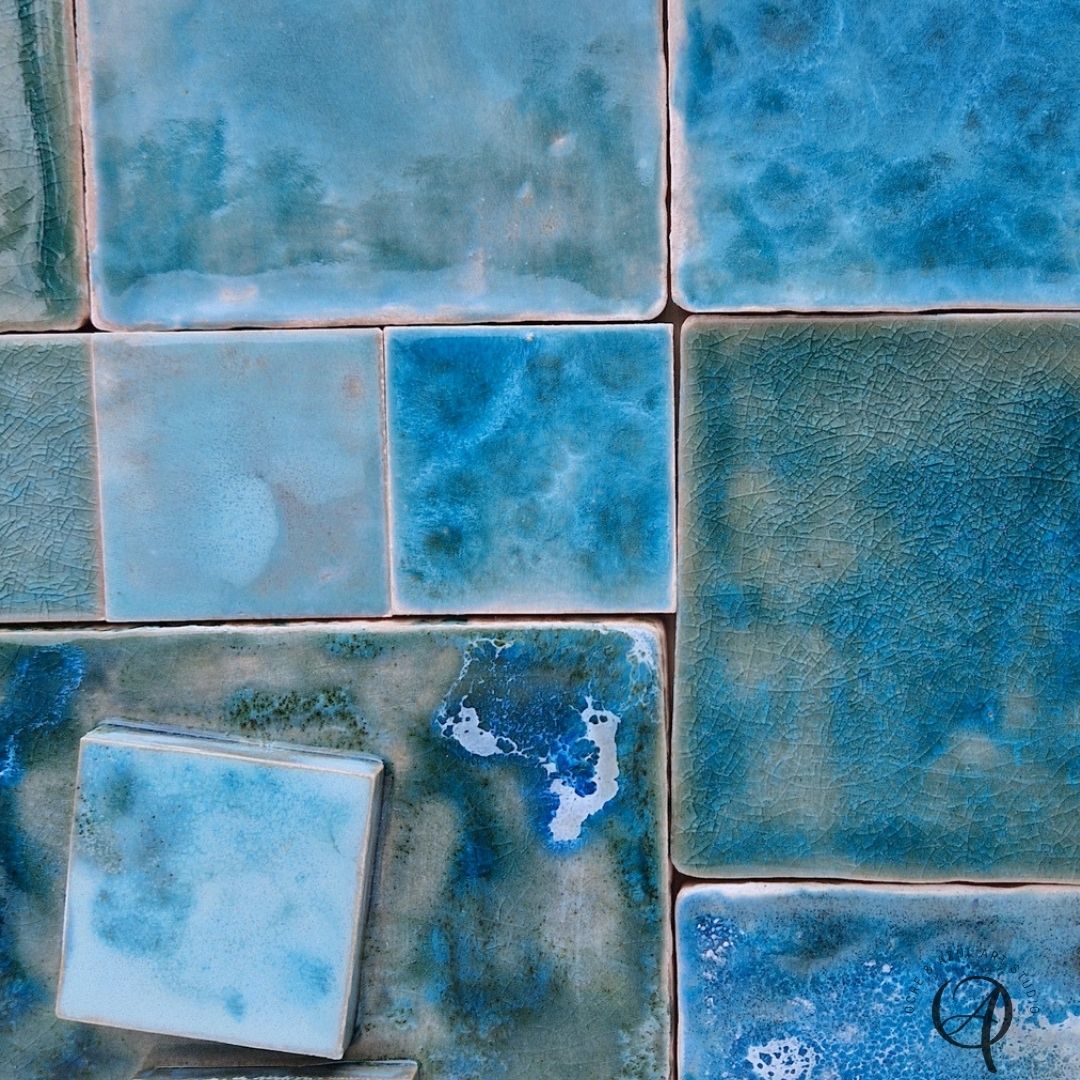 Painel de Azulejo Sinfonia em Turquesa Azulejos de cerâmica azuis e verdes com texturas variadas