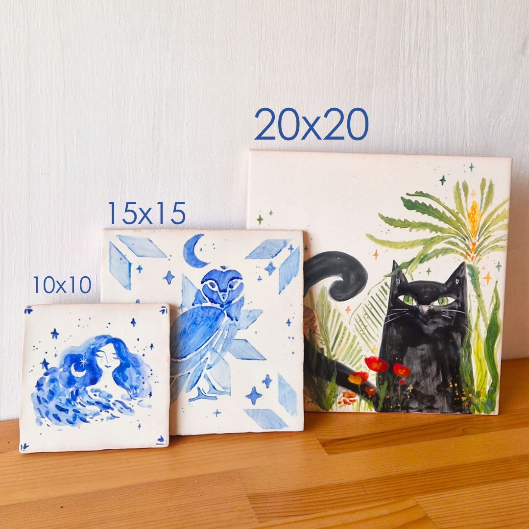 Azulejo Gato Três quadros em tela com ilustrações de gato, coruja e figura feminina em azul e preto.