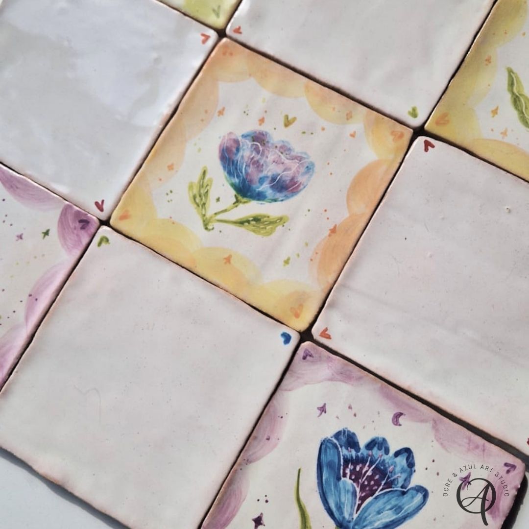 Azulejo Mix Colorido Conjunto de azulejos quadrados em cerâmica com desenhos florais coloridos e moldura decorativa.