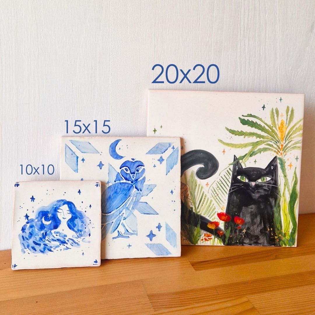 Azulejo Coleção Deusas e Luas II Três quadros quadrados pintados com uma mulher em azul, uma coruja azul e um gato preto com plantas