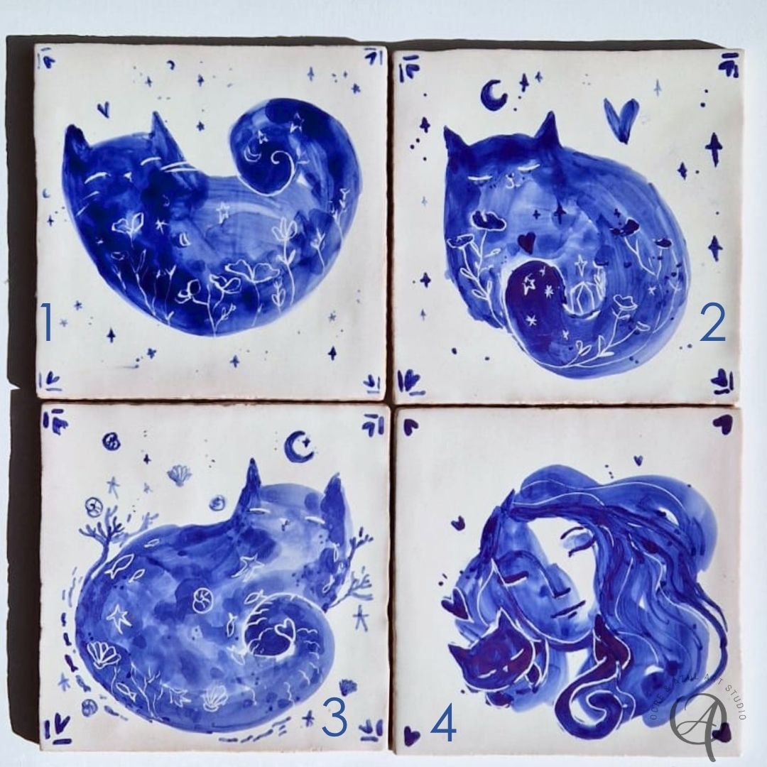Azulejo Coleção Cat in Blue Azulejos azuis pintados à mão com gatos enrolados e padrões florais em fundo branco