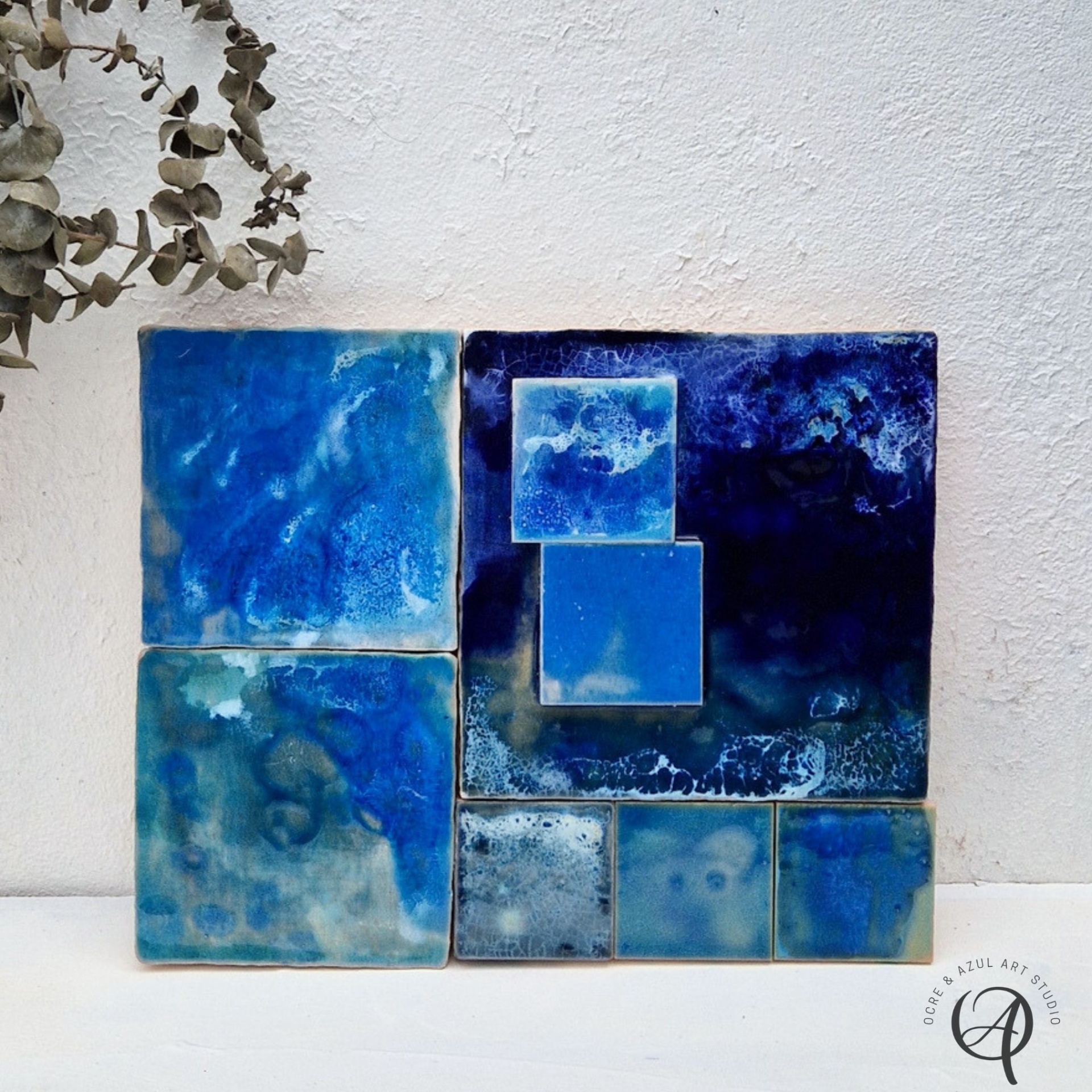 Painel de Azulejo Sinfonia em Azuis II Conjunto de azulejos cerâmicos azuis com padrões variados em fundo branco