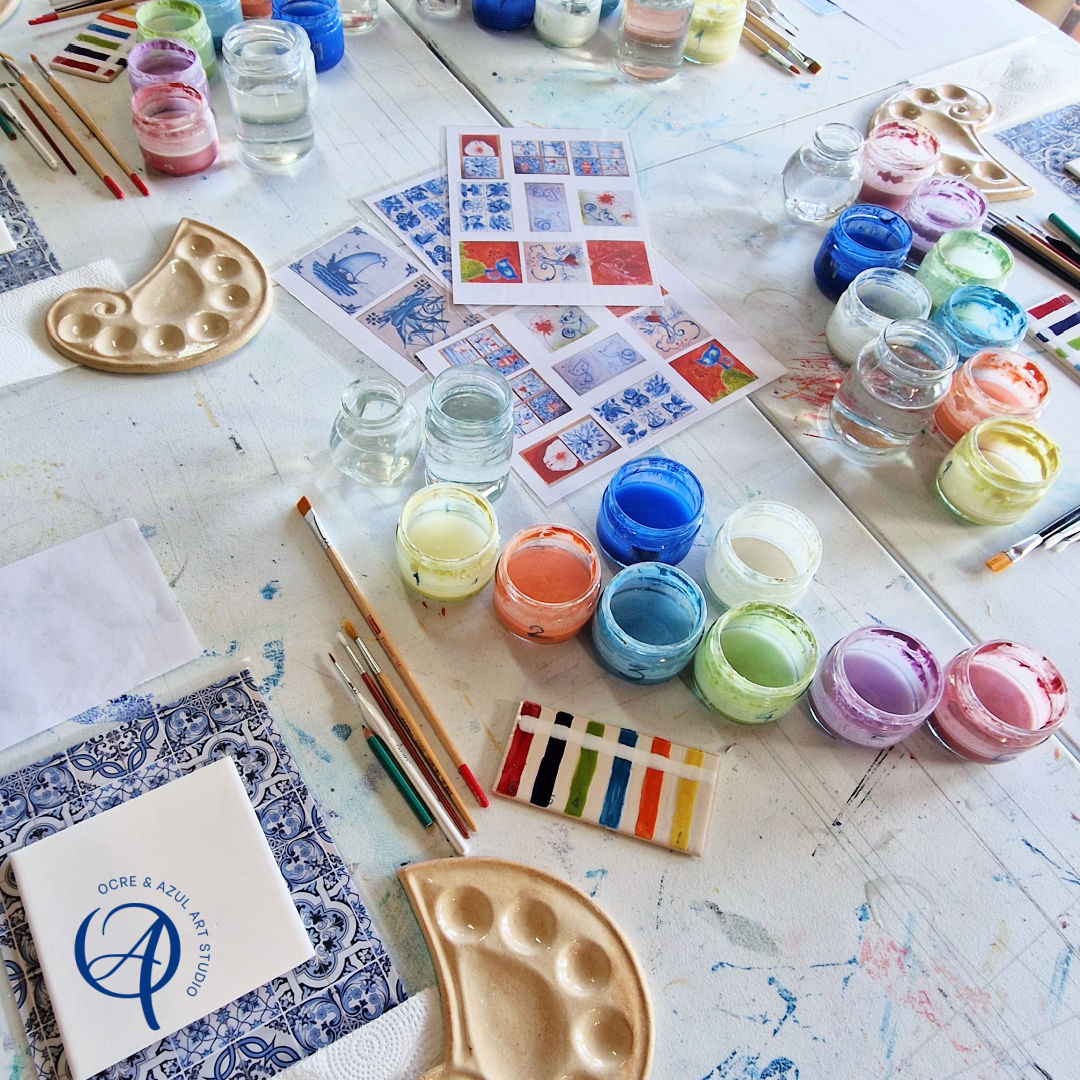 Tile Painting Workshop Mesa com tintas, pincéis, paletas, padrões de azulejos e azulejo branco com logo
