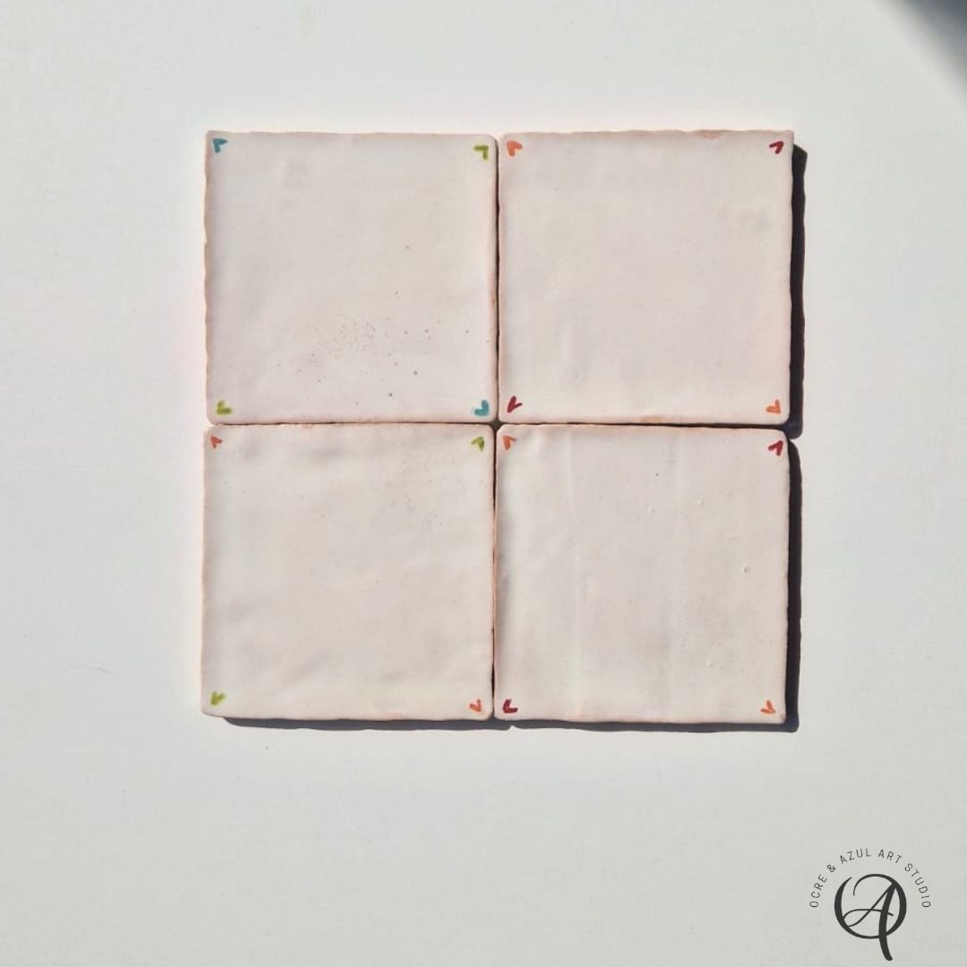 Azulejo Mix Colorido Quatro azulejos cerâmicos brancos com detalhes coloridos nos cantos e logótipo em fundo branco
