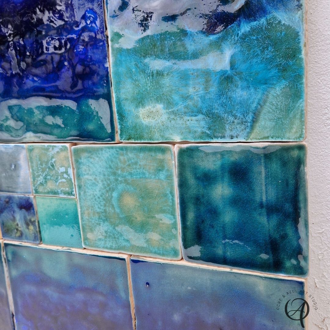 Painel de Azulejo Sinfonia Deep Blue Mosaico de azulejos azuis e verdes com acabamento vidrado e selo artístico num canto