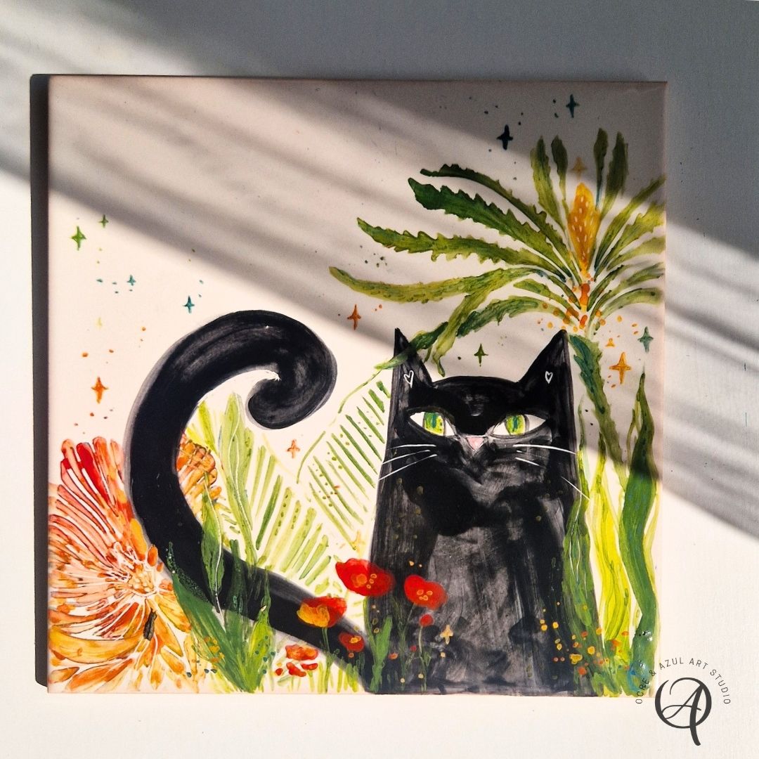 Azulejo Gato Tela com pintura de gato preto rodeado por plantas e flores coloridas