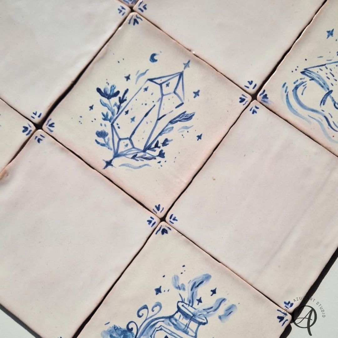 Azulejo Mix azul Azulejos cerâmicos brancos com desenhos azuis de cristal, jarro e flores pintados à mão