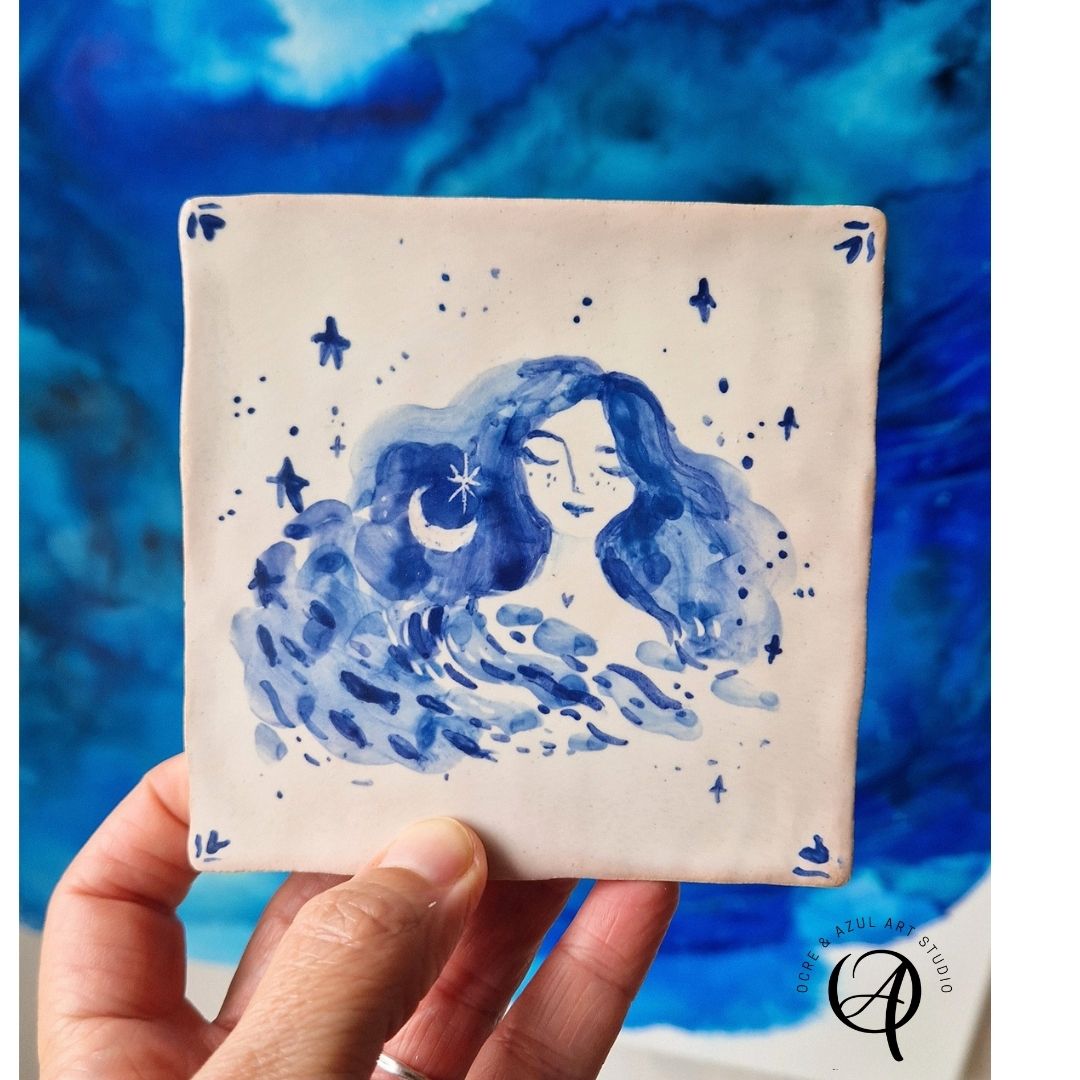 Azulejo Coleção Deusas e Luas Azulejo cerâmico branco decorado com pintura azul de mulher e estrelas