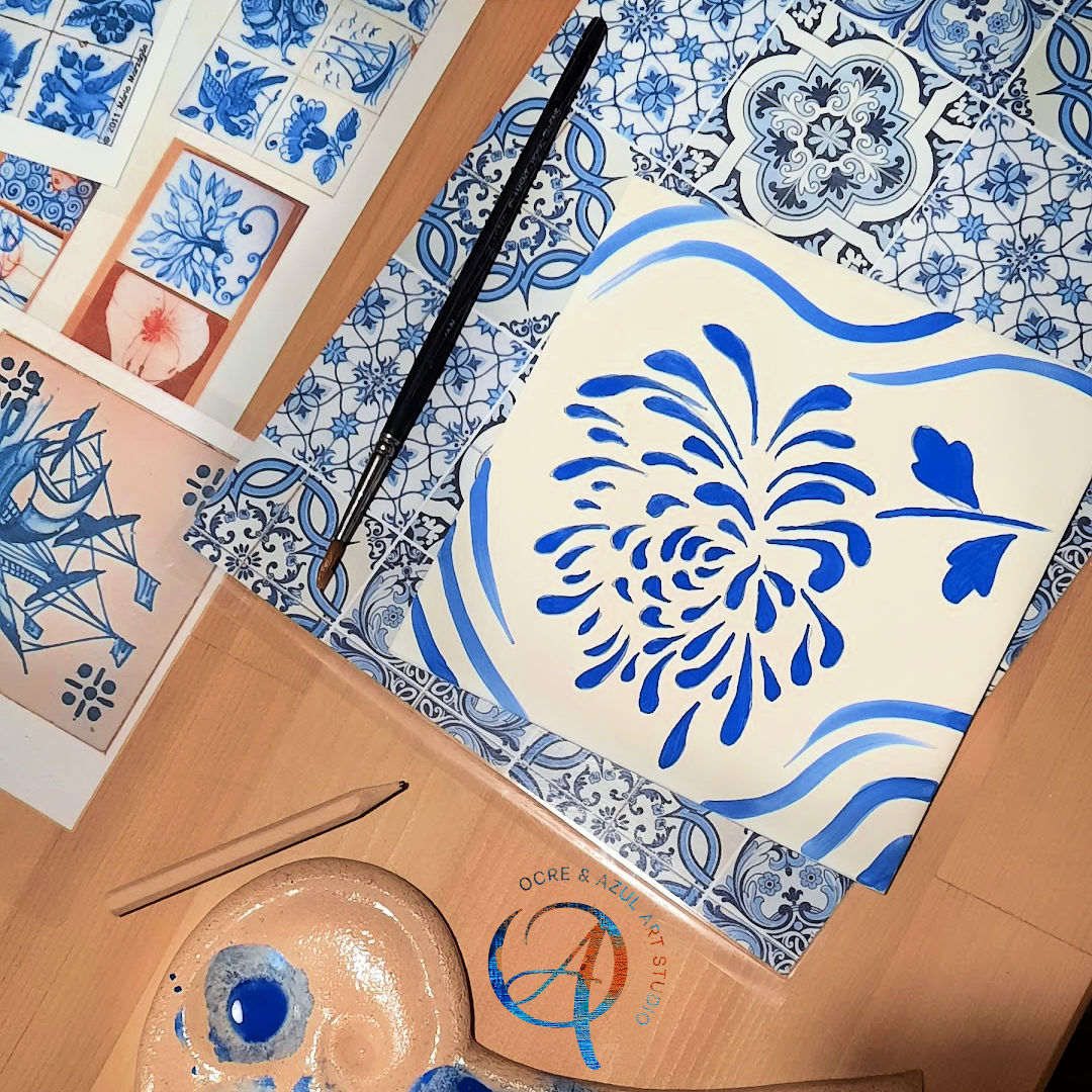 Tile Painting Workshop Azulejos decorativos azuis e brancos, pincel, lápis, paleta com tinta azul e desenhos de azulejos em papel