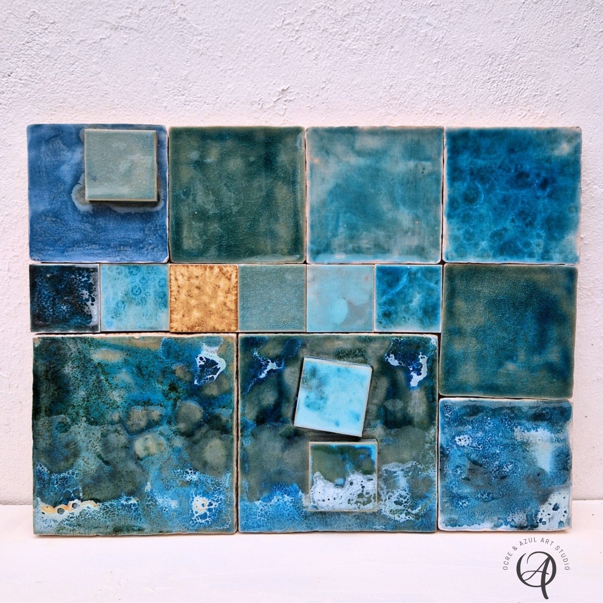 Painel de Azulejo Sinfonia em Turquesa Azulejos cerâmicos quadrados em várias tonalidades e texturas sobre fundo branco