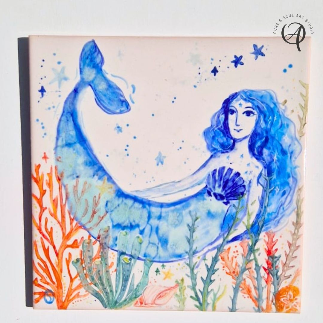 Azulejo Sereia II Arte em aquarela de uma sereia azul com plantas marinhas e estrelas azuis