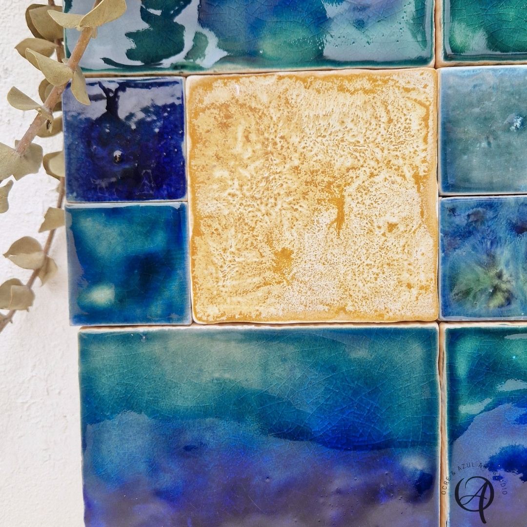 Painel de Azulejo Sinfonia Deep Blue Azulejos cerâmicos quadriculados coloridos em azul, verde e amarelo com textura esmaltada