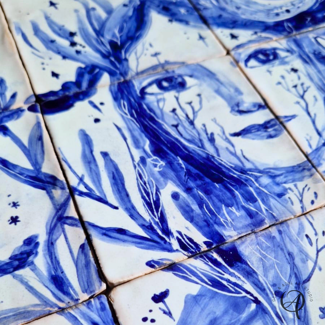 Painel de azulejos Sinfonia azul II Azulejos pintados à mão com rostos femininos e motivos naturais em azul e branco