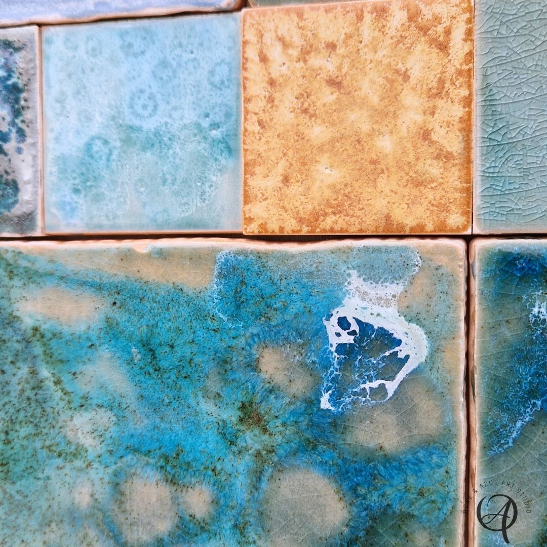 Painel de Azulejo Sinfonia em Turquesa Azulejos cerâmicos quadrados azuis, turquesa e bege com texturas vidradas