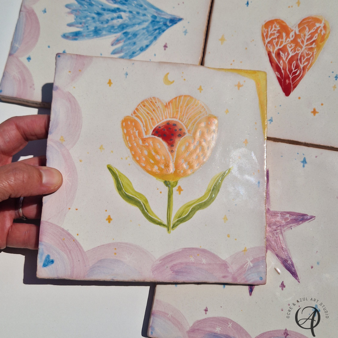 Painel de azulejos sonho florido Azulejo cerâmico pintado à mão com flor laranja e detalhes coloridos