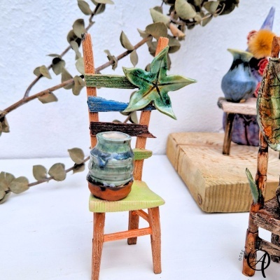 Miniatura de cadeira decorativa colorida com vaso cerâmico