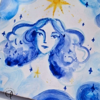 Ilustração feminina azul e branca com estrelas e nuvens azuis e amarelas
