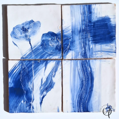 Quatro azulejos cerâmicos brancos com decoração azul de flores e pinceladas abstratas