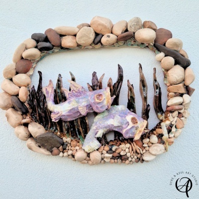 Escultura decorativa de aquário com peixes cerâmicos e pedras naturais.