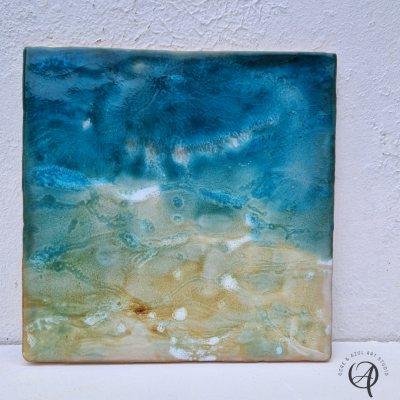 Azulejo cerâmico azul, verde e bege com textura craquelada