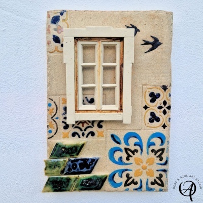 Quadro decorativo de cerâmica com janela branca e azulejos coloridos