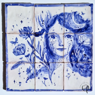 Conjunto de 9 azulejos cerâmicos pintados à mão com ilustração azul e branca de rosto feminino e elementos naturais.