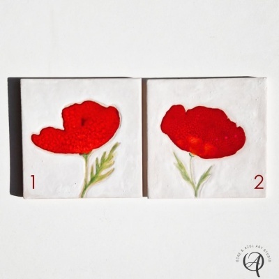 Azulejos brancos com flores vermelhas pintadas e números 1 e 2.