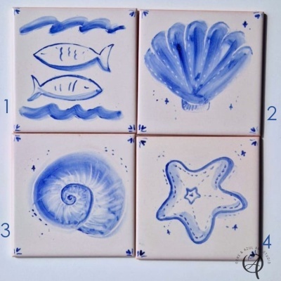 Quatro azulejos azuis com desenhos marinhos
