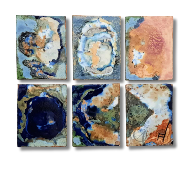 Seis azulejos decorativos com padrões abstratos coloridos e textura vidrada.