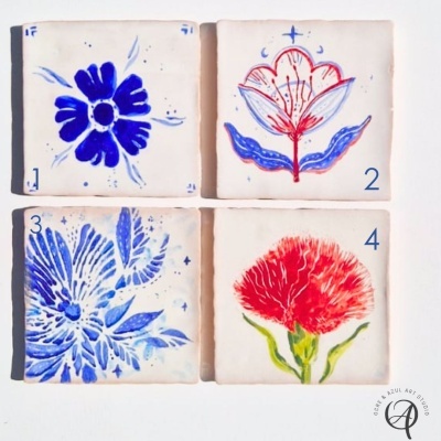 Quatro azulejos quadrados com flores pintadas à mão, três azuis e um vermelho, numerados de 1 a 4.